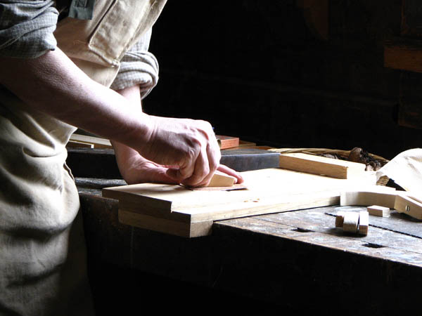 Nacemos de la influencia y formaciÃ³n  heredada en el sector de la <strong>carpinterÃ­a de madera y ebanisterÃ­a  en Agost.</strong>